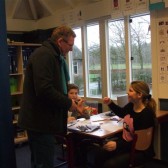 ChristenUnie deelt een snoephart als traktatie uit aan leerlingen van kleine scholen in Drenthe
